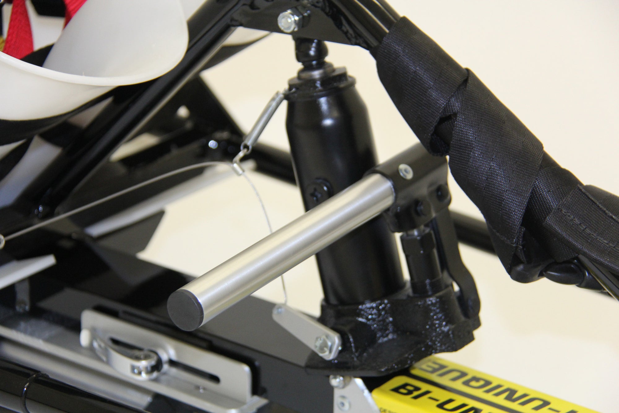 The hydraulic jack installed in a Bi-Unique